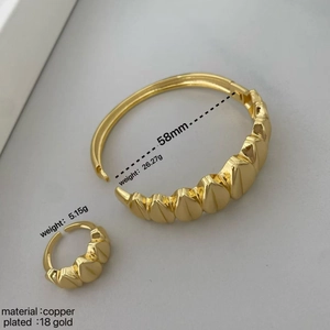 Vista detallada del conjunto de brazalete y anillo chapado en oro 18K con relieve 3D