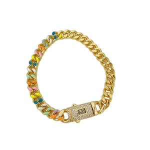 Collana a catena cubana dorata con smalto colorato e chiusura con cristalli lucidi