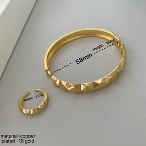 Detalle de conjunto de joyas de cobre chapado en oro 18K con patrones geométricos