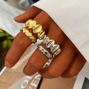 Set de anillos minimalistas oro y plata con diseño de grano de café y relieve acolchado