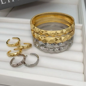 Conjunto de joyas geométricas Clou de Paris con pulseras y anillos en oro y plata fina