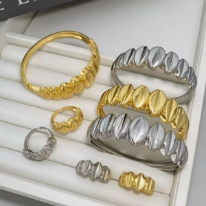 Conjunto de brazalete y anillo texturizados en oro y plata con patrón de relieve de hoja
