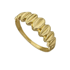 Anillo dorado minimalista pulido con textura de grano de café y acabado de alto brillo