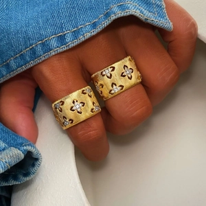 Vintage gold textured open bangles with hollow clover patterns and micro diamonds