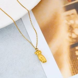 Künstlerische weibliche Torso-Halskette mit 18K Gold-Finish und minimalistischer Kreuzkette