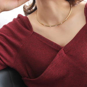 Détail du collier choker en or 18 carats avec pierres de zircone rectangulaires