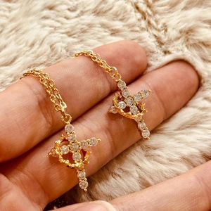 Elegante goldene Kreuzkette mit Kronenring und Zirkon-Steinen an einer O-Kette