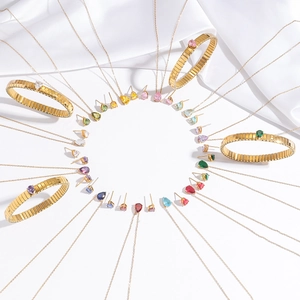 Parure collier et bracelet en or avec zircons colorés et pendentifs goutte d'émeraude