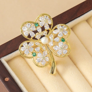 Broche trèfle élégante avec zircons blancs, pierres vertes et perle en boîte à bijoux