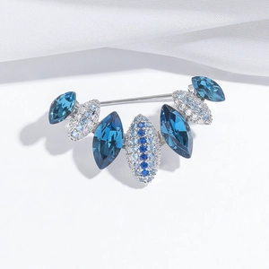 Broche exquise avec des zircons bleus taille marquise et finition argentée pour femme