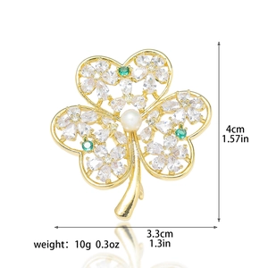 Broche trèfle dorée avec zircons émeraude et perle, mesurant 4 cm sur 3,3 cm
