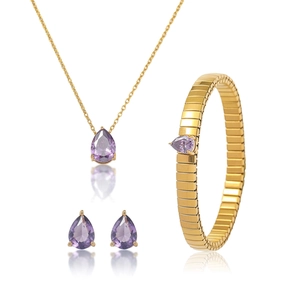 Détails de bijoux sertis de pierres violettes en goutte sur collier et bracelet or