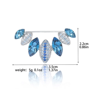 Élégante broche pour femme avec zircons bleus et cristaux taille marquise au design symétrique