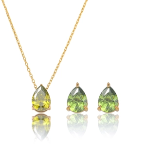 Détail de la parure en or avec pendentif et boucles d'oreilles en zircon vert goutte d'eau