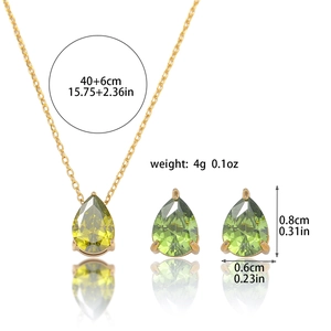 Vue détaillée d'une parure en zircon vert avec dimensions du collier et des boucles