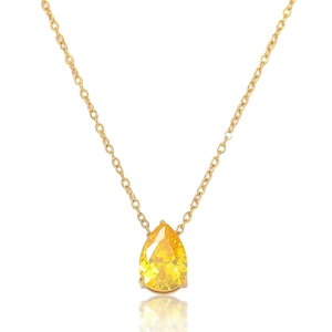 Détail d'un pendentif en pierre jaune en forme de poire sur une chaîne dorée élégante