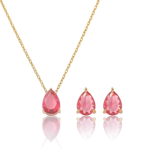 Vue macro d'un ensemble collier et boucles d'oreilles en zircon rose poire doré