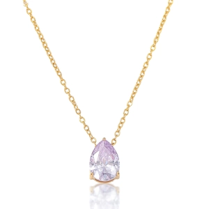 Vue détaillée du pendentif en zircone lavande en forme de goutte sur chaîne dorée fine