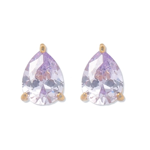 Vue macro de boucles d'oreilles en zircon lavande avec sertissage élégant plaqué or à 3 griffes