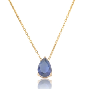 Détail d'un collier doré avec pierre bleue en forme de poire et chaîne O sur fond blanc