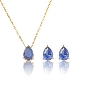 Détail d'un ensemble collier et boucles d'oreilles en zircon bleu avec placage or