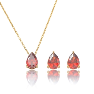 Vue détaillée d'une parure en or sertie de zircons rouges en forme de goutte d'eau