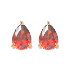 Vue détaillée de boucles d'oreilles rubis rouge goutte d'eau avec griffes dorées