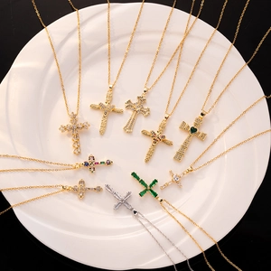 Kreuzanhänger-Halsketten für Damen mit bunten Zirkonia in Gold- und Silberoptik