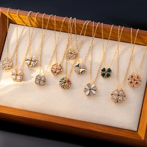 Vielseitige goldene Kleeblatt-Kette mit glitzernden Herzblättern in diversen Farben