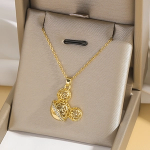 Elegante Halskette mit hohlem Mauskopf-Anhänger in Gold und funkelnden Kristallen