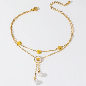 Zweilagiges goldenes Fußkettchen mit Kleeblatt-Anhängern und eleganten Perlen-Details