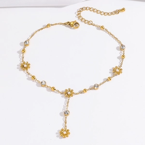Detailaufnahme der goldenen Gänseblümchen-Fußkette mit Zirkonia und Perlenbesatz