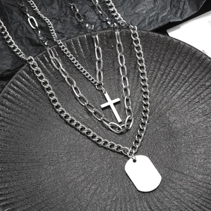 Collar de capas de acero de titanio plateado con colgante de cruz y placa de identificación