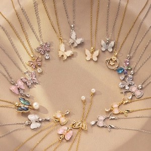 Collares de mariposa de acero de titanio estilo francés con perlas y cristales de colores