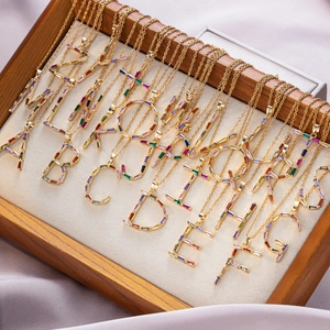 Colliers avec pendentifs 26 lettres en zircon arc-en-ciel et acier titane doré