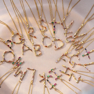Collier Pendentif Lettre Initiale Alphabet Chaîne en Acier Titane Cuivre Zirconium Coloré Taille Baguette Pierre Arc-en-Ciel Femme Bijoux