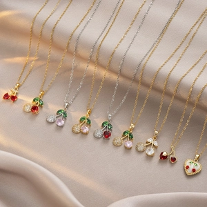 Colliers avec pendentifs cerise en zircon coloré, finitions or et argent sur soie