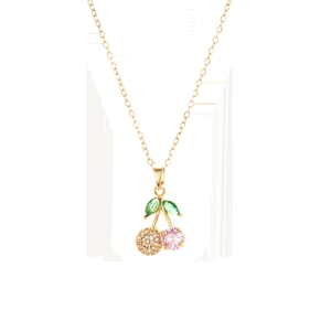 Gros plan du collier cerise en or avec pierre rose et feuilles de zircon vert