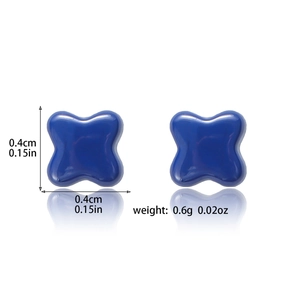 Detailansicht der 0,4 cm blauen Bio-Keramik Ohrstecker mit glänzender Oberfläche