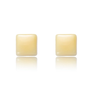 Minimalistische cremefarbene quadratische Keramik-Ohrstecker mit abgerundeten Ecken auf Weiß
