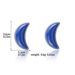 Detaillierte Maße blauer Keramikohrringe in Mondform mit Angabe der Höhe von 0,6 cm