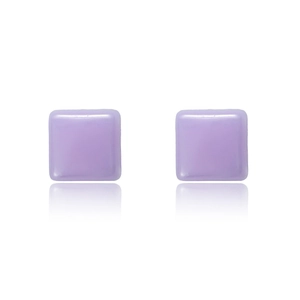 Detailaufnahme quadratischer helllilafarbener Bio-Keramik-Ohrstecker mit Glanz-Finish
