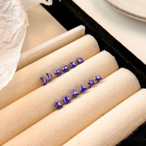 Set minimalistischer, tiefvioletter Biokeramik-Ohrstecker in Stern-, Herz- und Mondform
