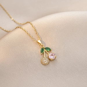 Collier élégant en titane doré avec pendentif cerise serti de cristaux roses et verts