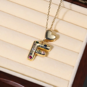 Collier doré avec pendentif cœur et lettre F orné de zircons colorés sur écrin de luxe