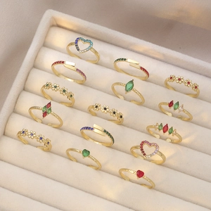 Set di 14 anelli minimalisti dorati con zirconi colorati in vari design a cuore e fiori