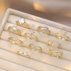 Set di 10 anelli dorati con design a fiocco e cristalli di zircone colorati