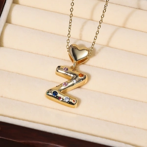 Makroansicht des goldenen Buchstaben-Z-Anhängers mit Zirkonia und Herz-Verschluss