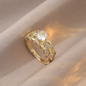 Gros plan d'une bague dorée ajustable avec zircon et motifs de feuilles ajourées