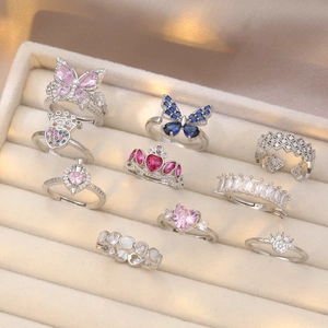 Eleganti anelli impilabili in argento con pietre colorate e motivi a fiocco cuore corona